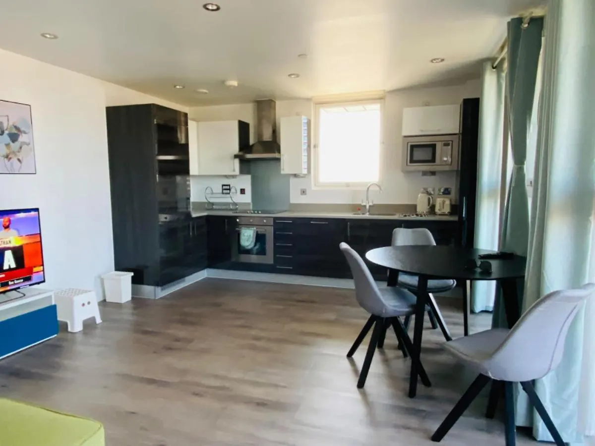 Morden 2Bed2Bath London Zone2 City/River View Home 0*,  United Kingdom