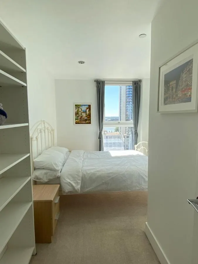 Morden 2Bed2Bath London Zone2 City/River View Home 0*,  United Kingdom